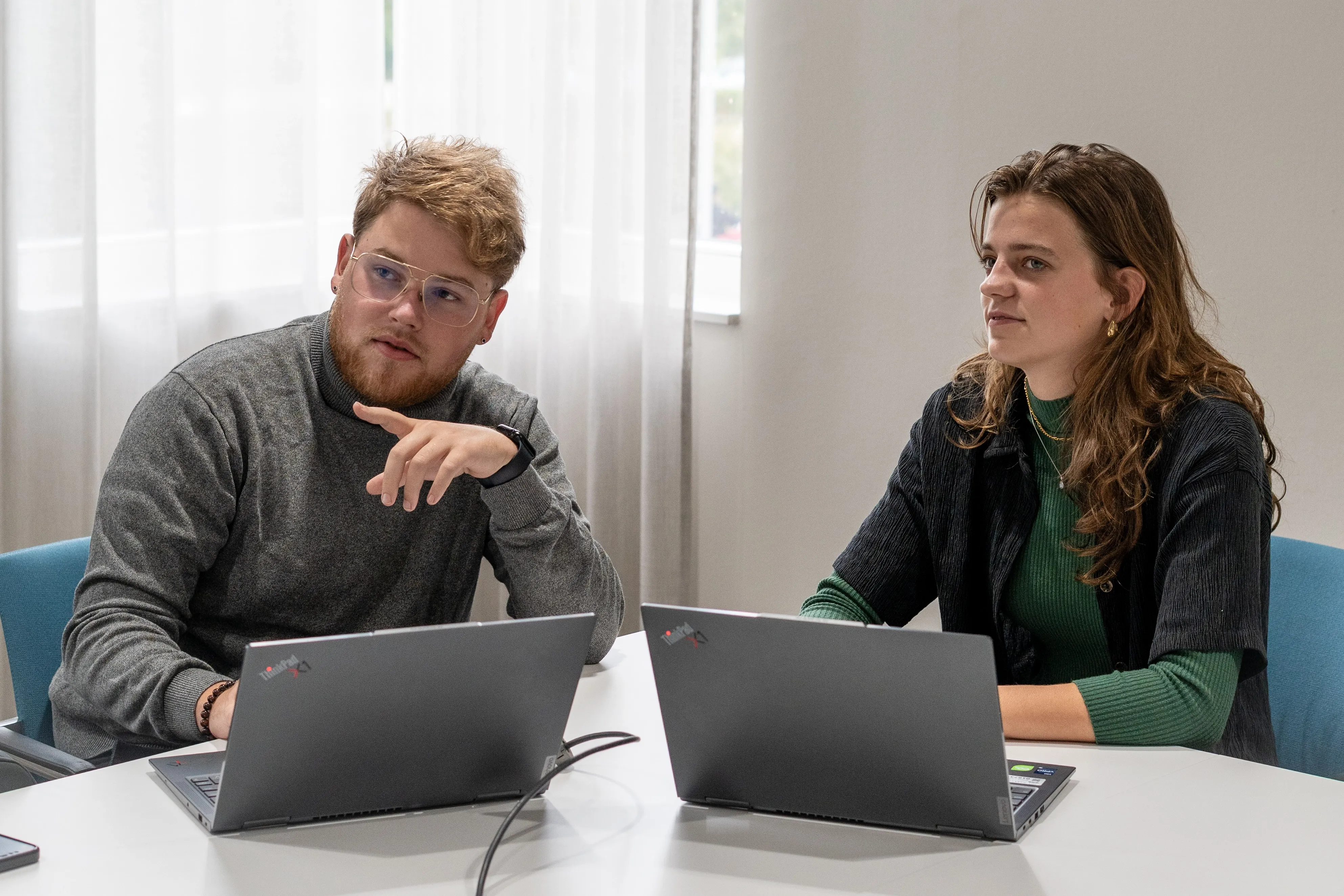 Team TwinPixel overlegt over het laten maken van een website in Wageningen